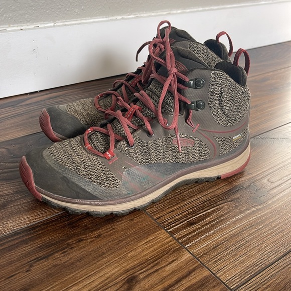 Keen Waterproof Boots - size 9 - Picture 2 of 7